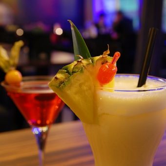 Don’t Miss Happy Hour at Scarlet Oak